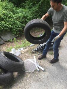 L'assessore Claudiano Di Caprio con i pneumatici recuperati al Parco del Ticino